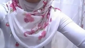 Hijab-Wearing Woman From Turkey In Erotic Video