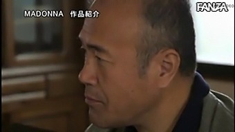 일본의 계모와 아내가 금지된 정사를 즐긴다
