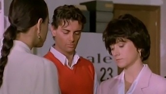 La Agente Italiana Sandrullo84 Ofrece Una Experiencia Anal Retro