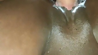 V Vročem Videu Štirje Moški Uživajo Med Seboj