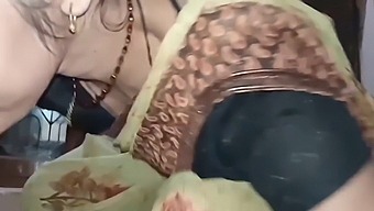 랄리타 바비와 그녀의 계모가 친밀한 만남을 가지며, 타이트하고 젖은 인도 미인을 선보이며 그녀의 축축한 질에 사정합니다.