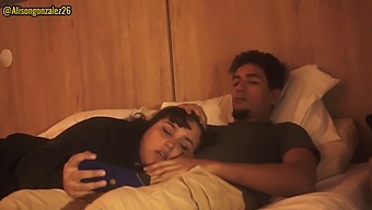 Stiefbroer Slikt Per Ongeluk Mijn Lul Tijdens Filmkijksessie (Bijna Betrapt)